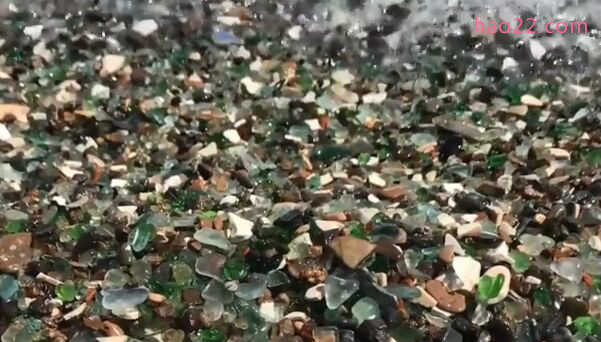 世界上最漂亮的垃圾海滩 每年上1000人去捡玻璃珠宝 